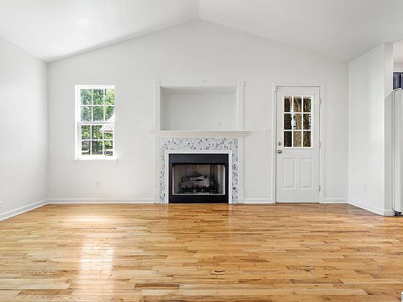 4th image of 1004 W Walnut St