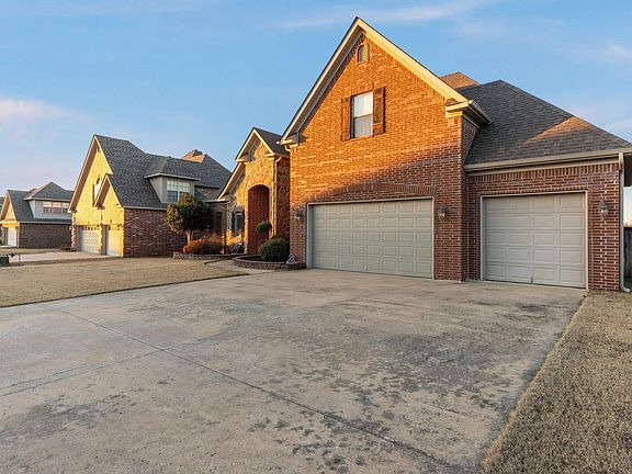 3rd image of 223 Corondelet Ln