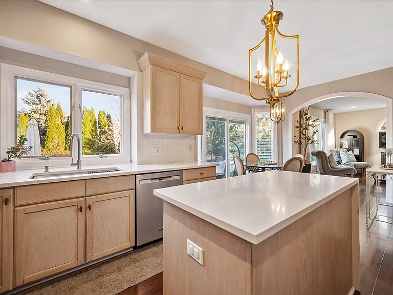 142 N Dixon Dr — Photo 11