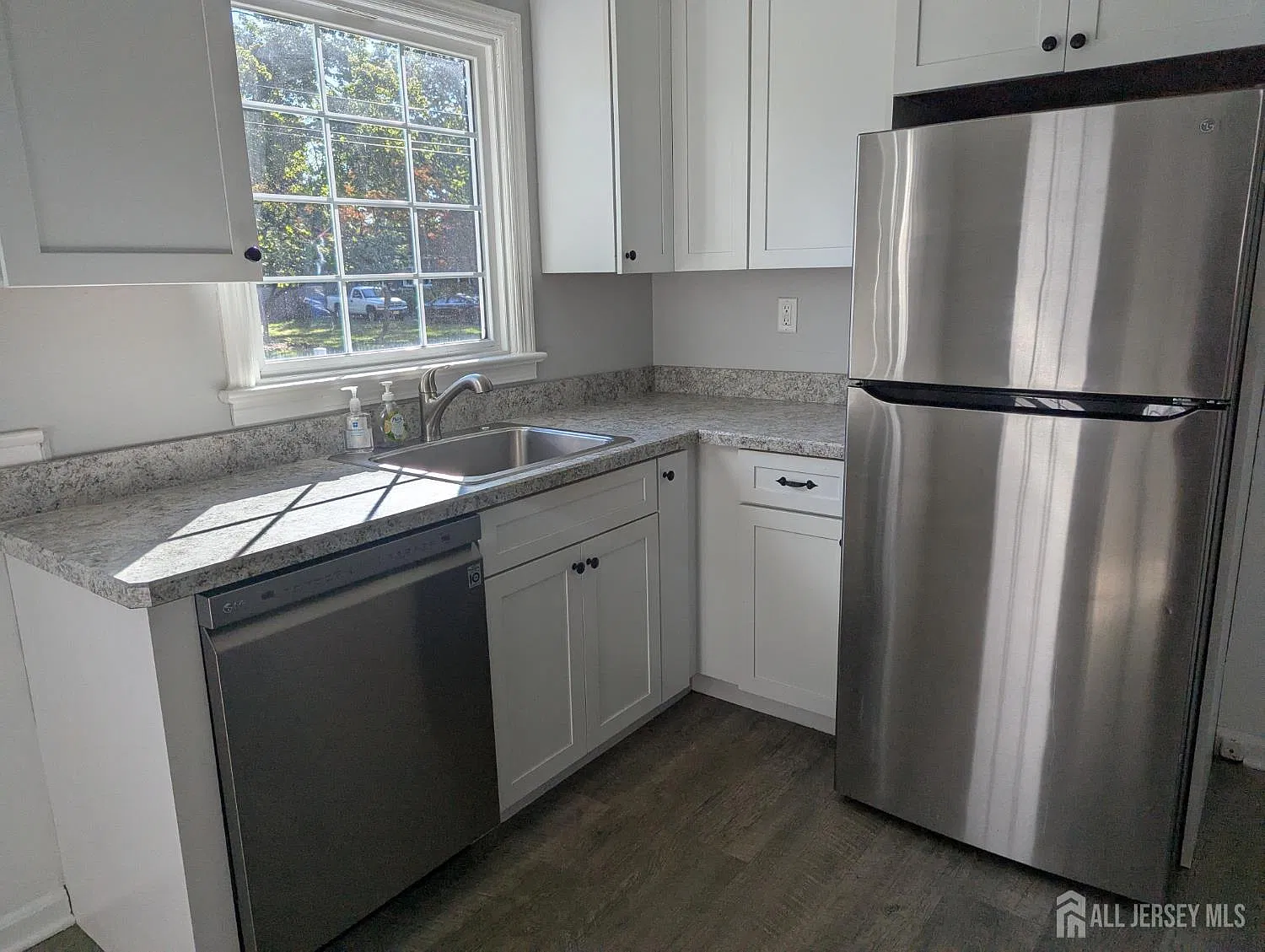 3 bed, 1.0 bath, $3,000 — Photo 3