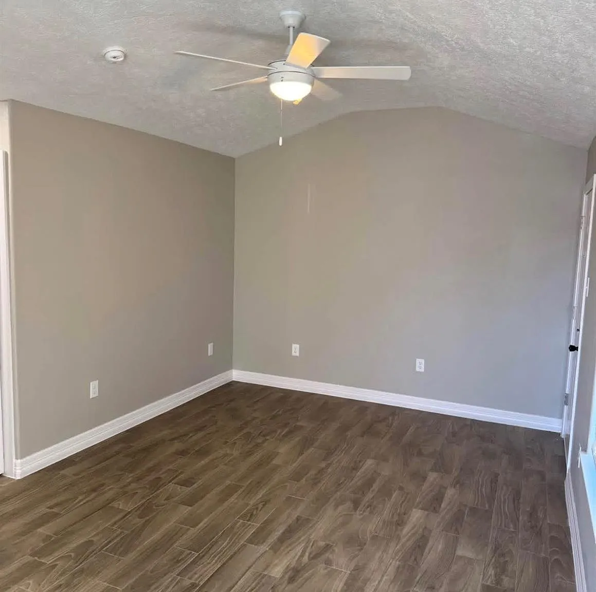 2 bed, 1.0 bath, 1470 sqft, $1,000 — Photo 2