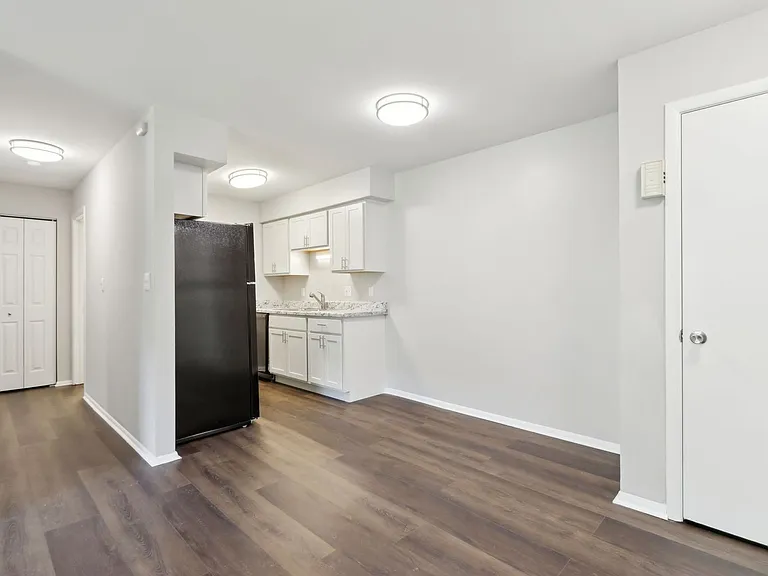 Mayfair Apartments — Photo 27