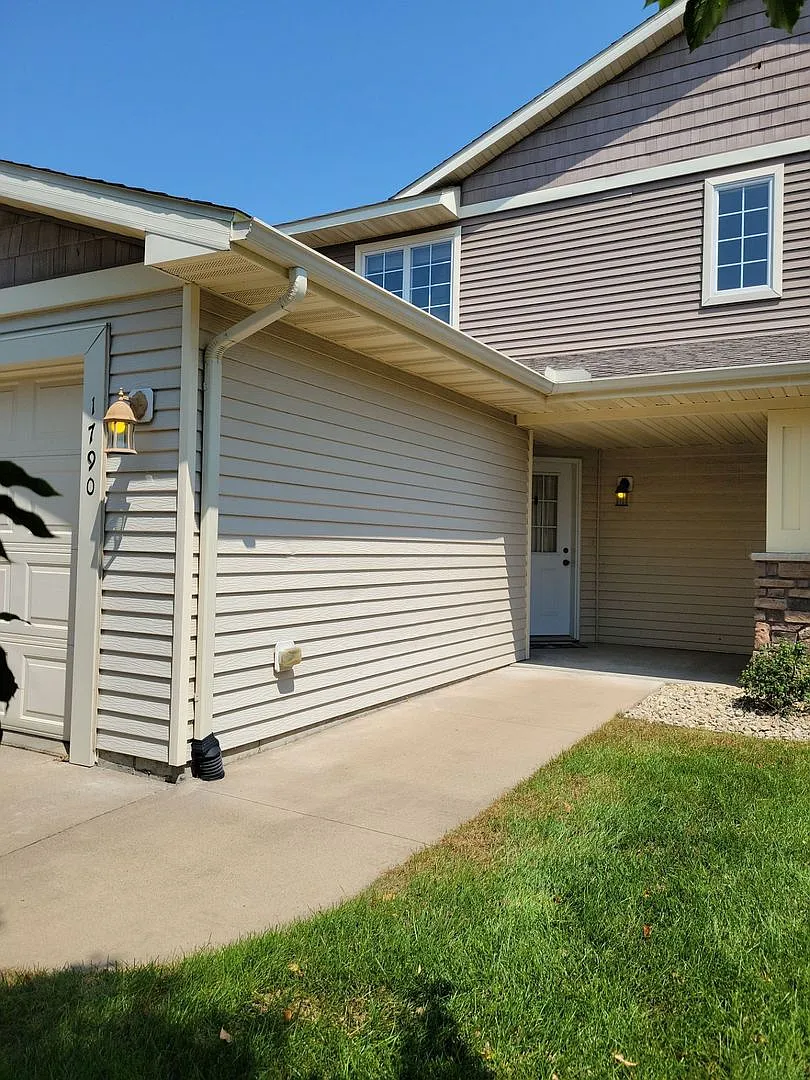 3 Bedroom Townhouse - Middle Unit — Photo 2