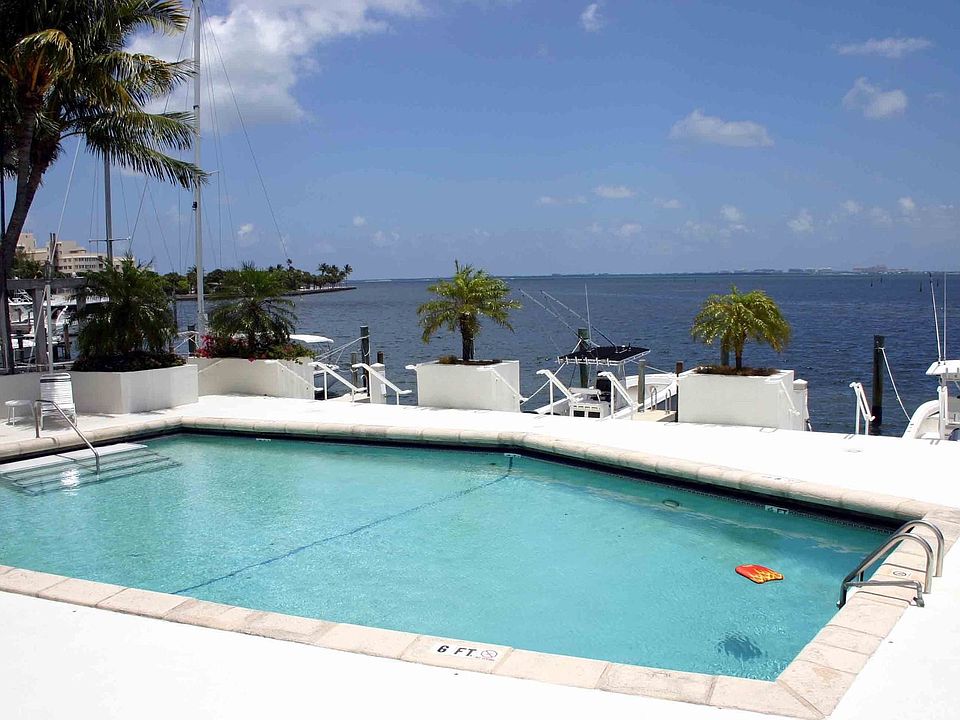 Bayside pool & marina