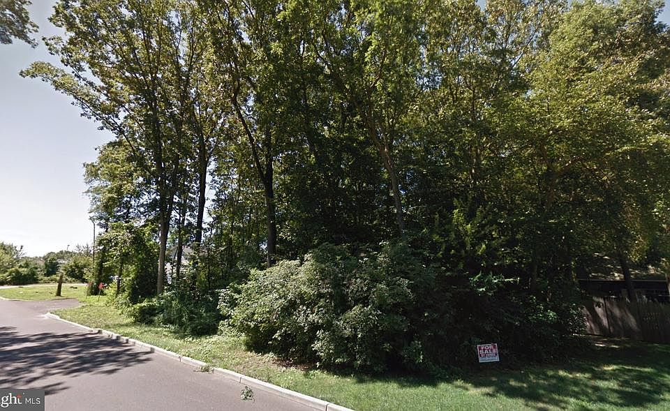 2nd image of 135 Grove Ave
