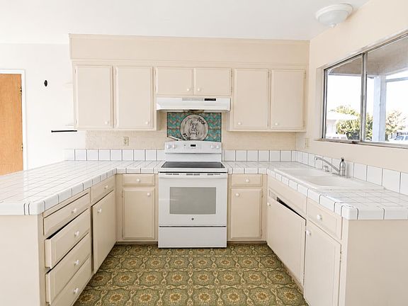 5th image of 1210 Gloria Dr