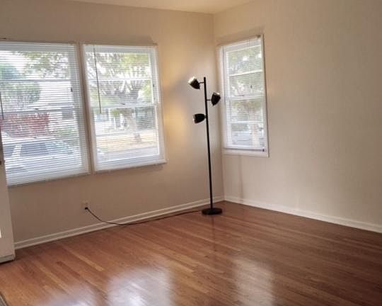 5th image of 2718 Barry Ave