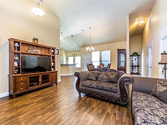 4th image of 702 Oakwood Dr