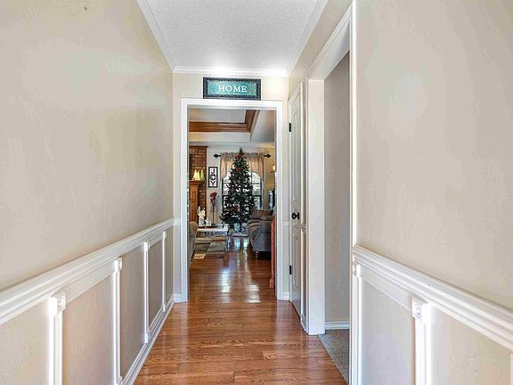 4th image of 212 Larkspur Ln