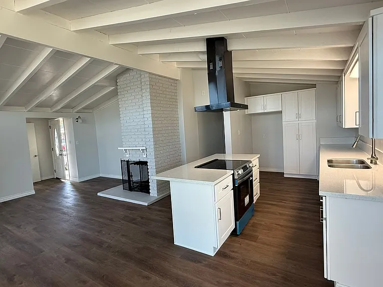 1002 E Walnut Ave — Photo 3