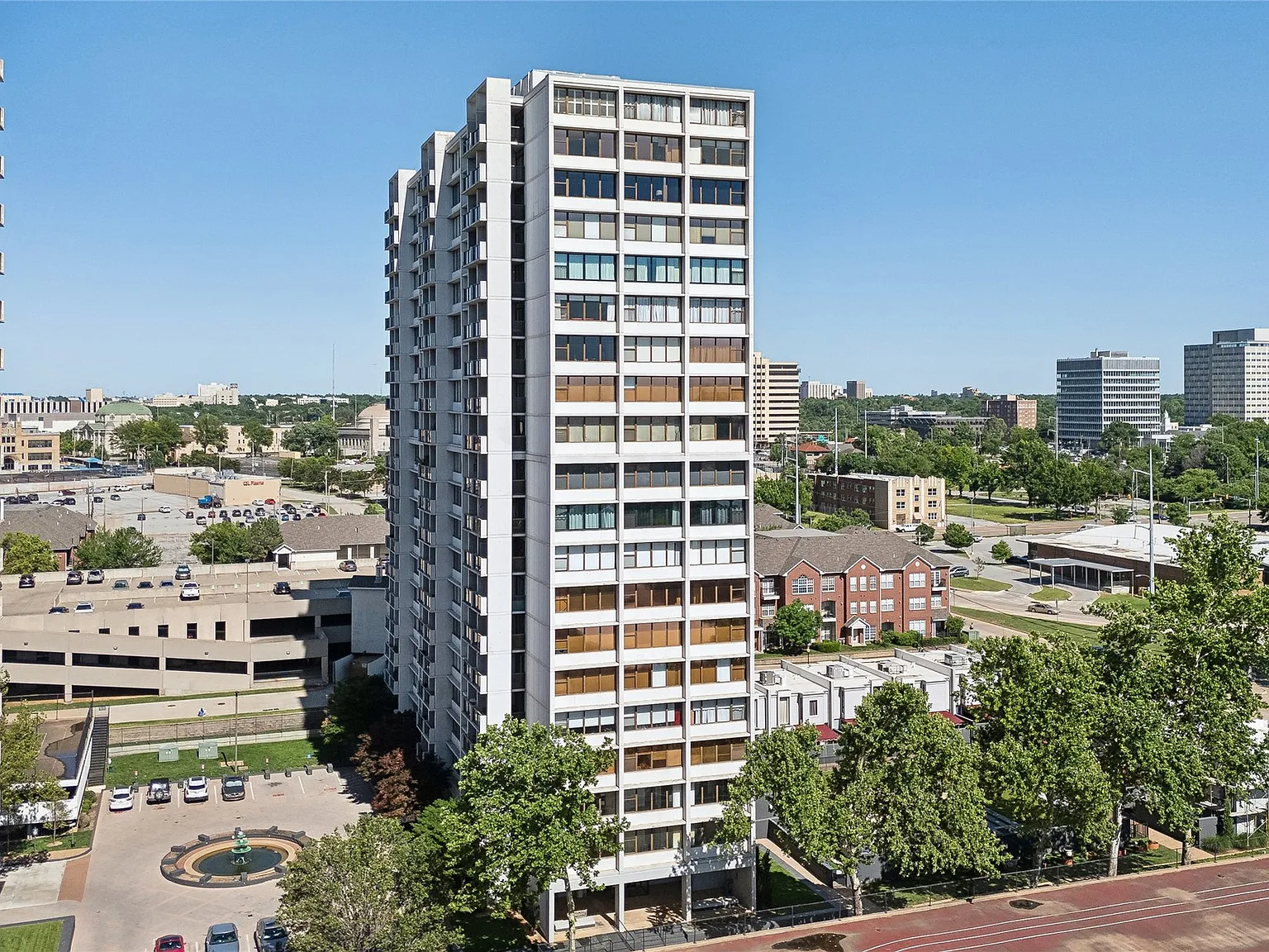 1 bed, 1.0 bath, 735 sqft, $1,100 — Photo 2