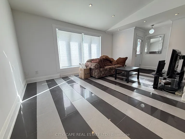 135 Bonham Blvd #UPPER — Photo 8