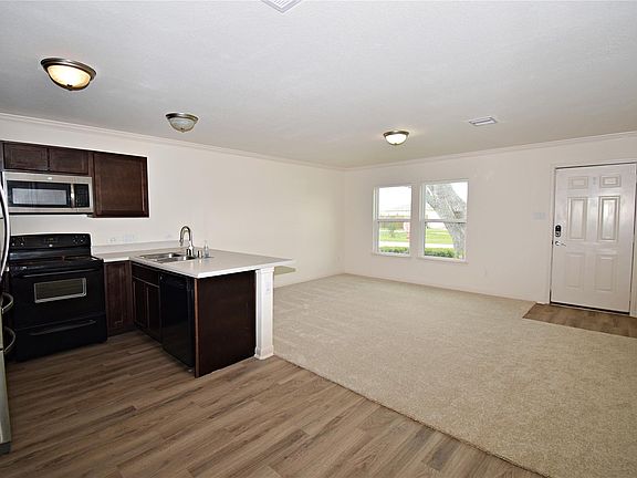 4th image of 106 Collins Ct