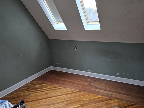 5th image of 330 E Elm St