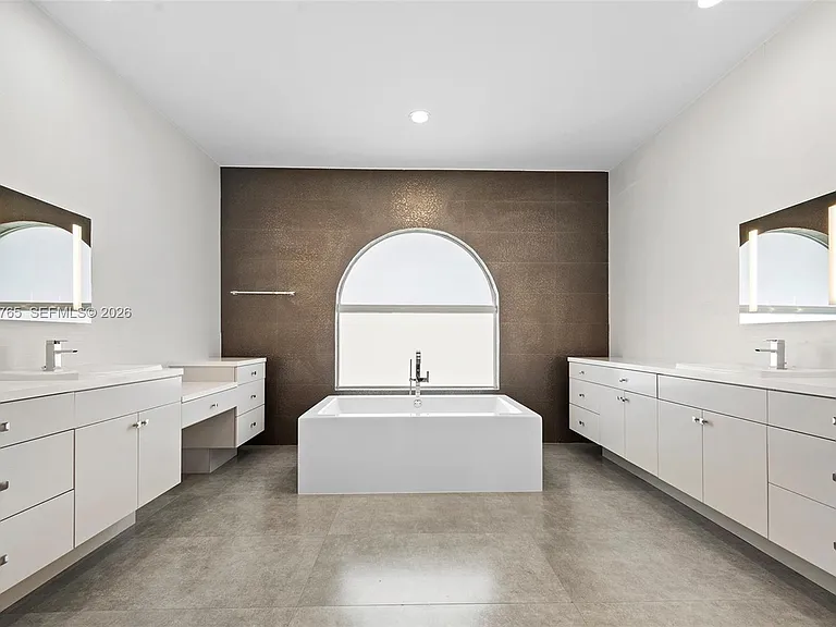 552 Palm Dr — Photo 35