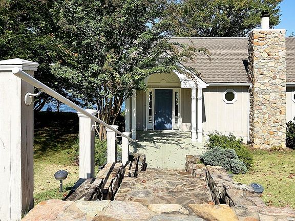 5th image of 424 Lake Point Dr