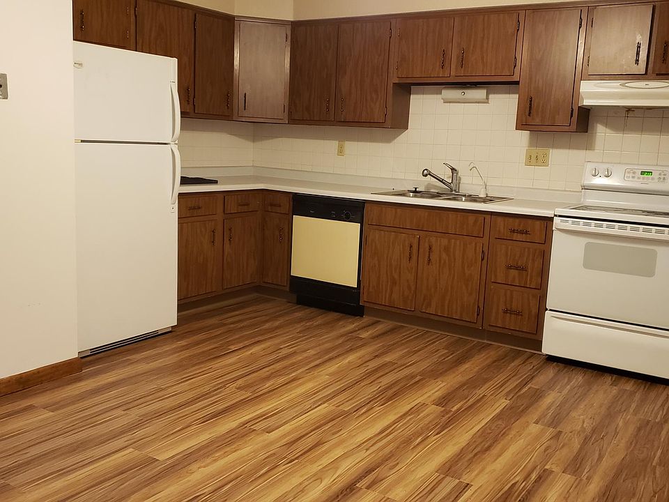 Kitchen & dining room. Approx 14'x13'