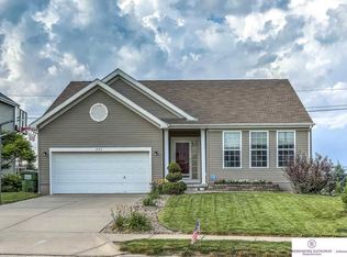 804 Port Royal Dr, Papillion, NE 68046