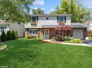 1005 Jenkisson Ave, Lake Bluff, IL 60044