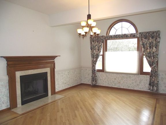 4th image of 38W762 Glenview Dr