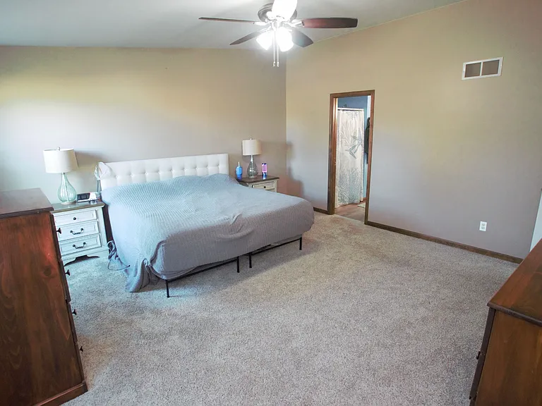 98 Thorndale Cir — Photo 38