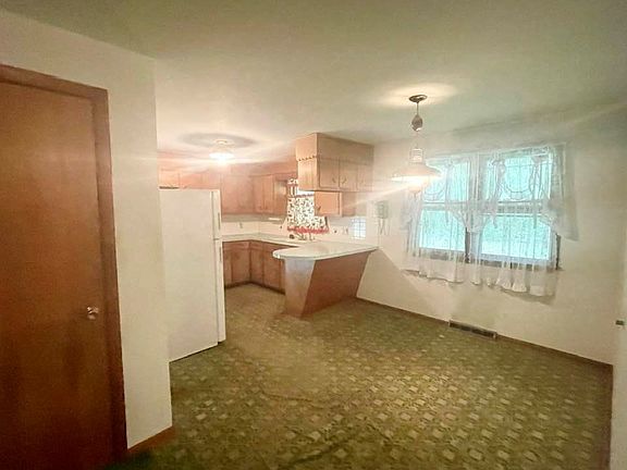 4th image of 1439 Evergreen Ave W