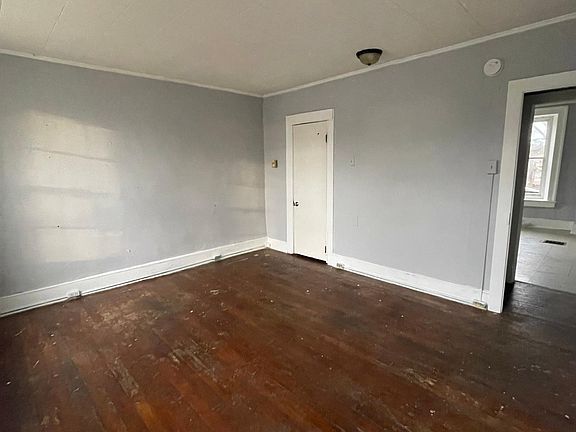 4th image of 27 N Clinton St #B