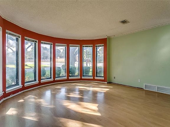 5th image of 1900 Elmhurst Dr