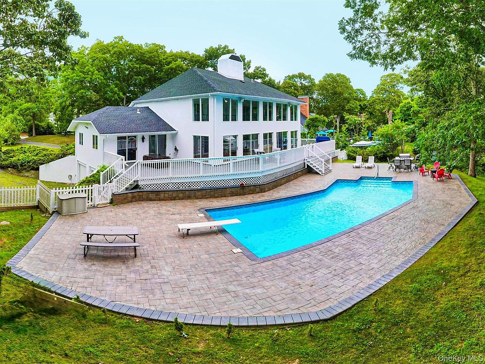 1st image of 19 Bay Woods Drive