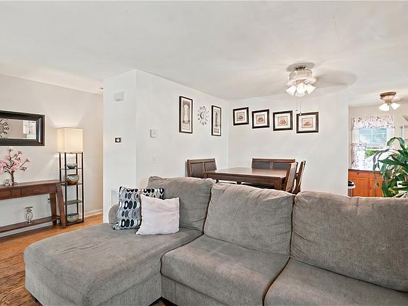5th image of 221 Early St #B