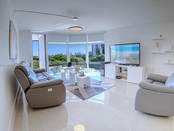 4th image of 20100 W Country Club Dr APT 504
