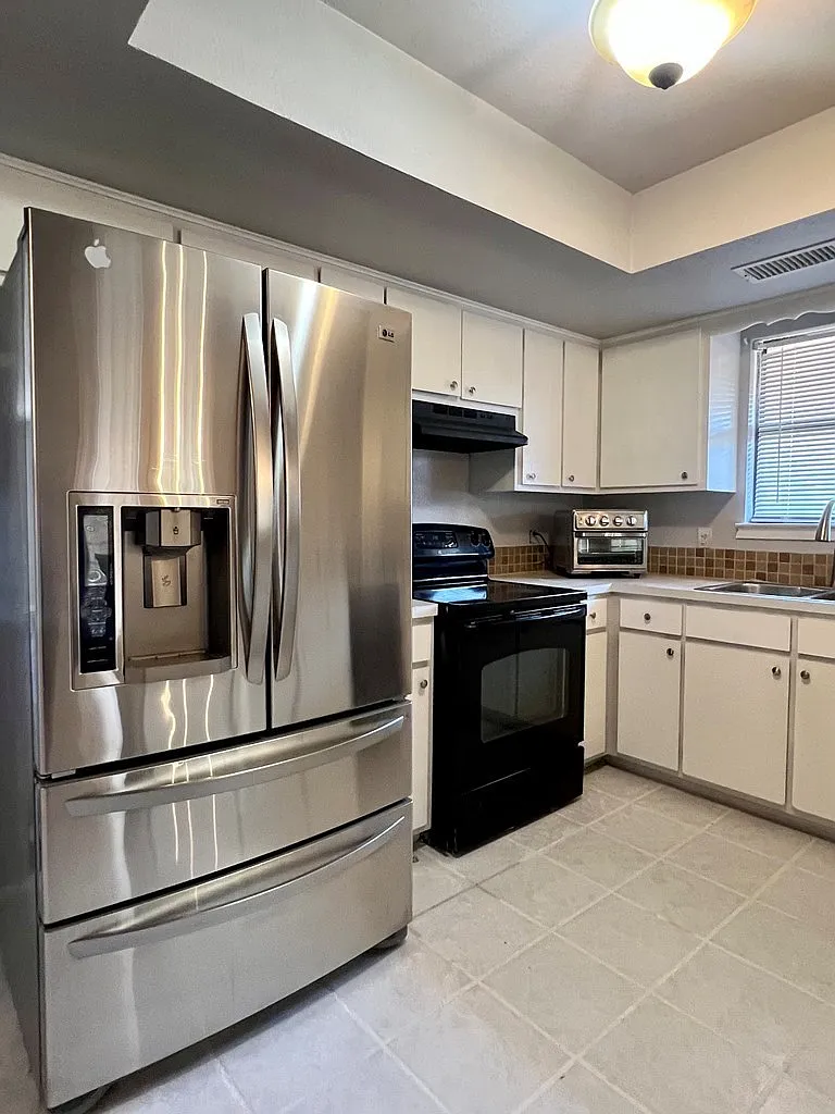 3 bed, 2.0 bath, 1712 sqft, $2,300 — Photo 3