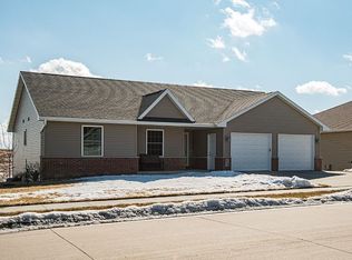 620 Meadowland Ct, Epworth, IA 52045