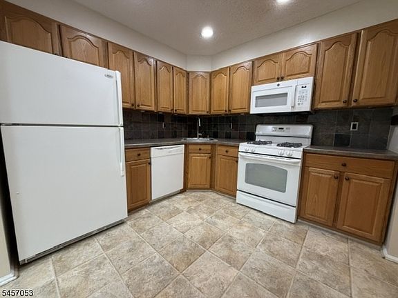 4th image of 33 Baldwin Ct