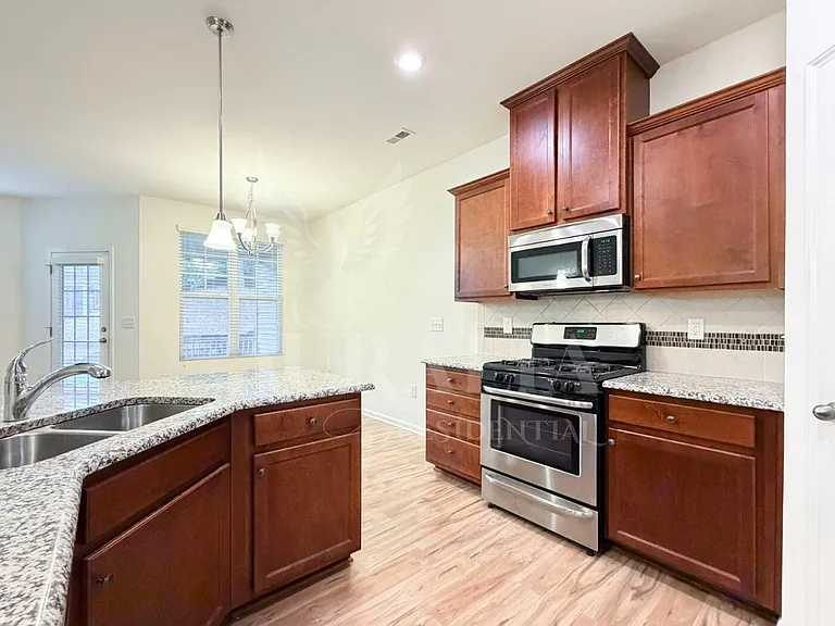 907 Saratoga Dr — Photo 8
