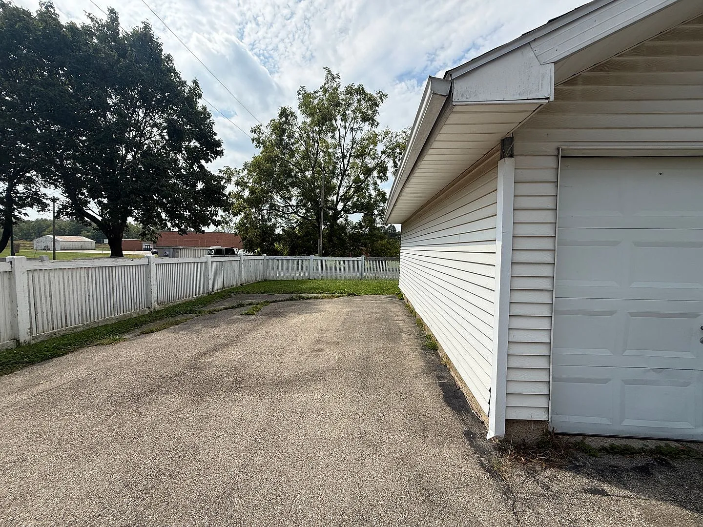 Large 3 Bed 1 bath home with detached Garage! — Photo 3