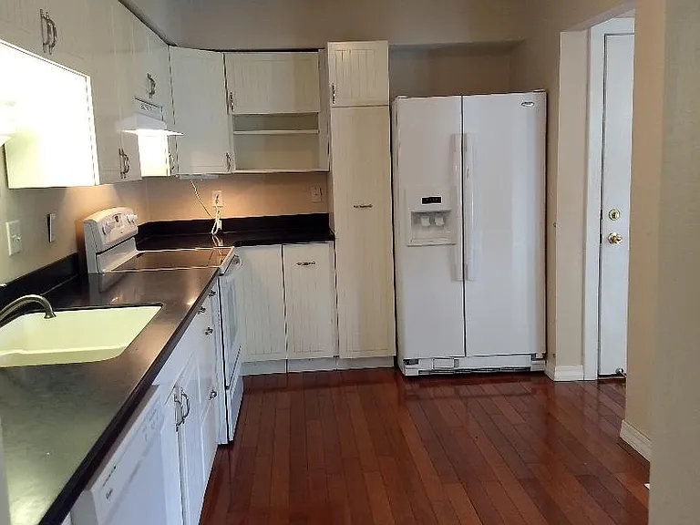 912 Wescott Sq #202 — Photo 4