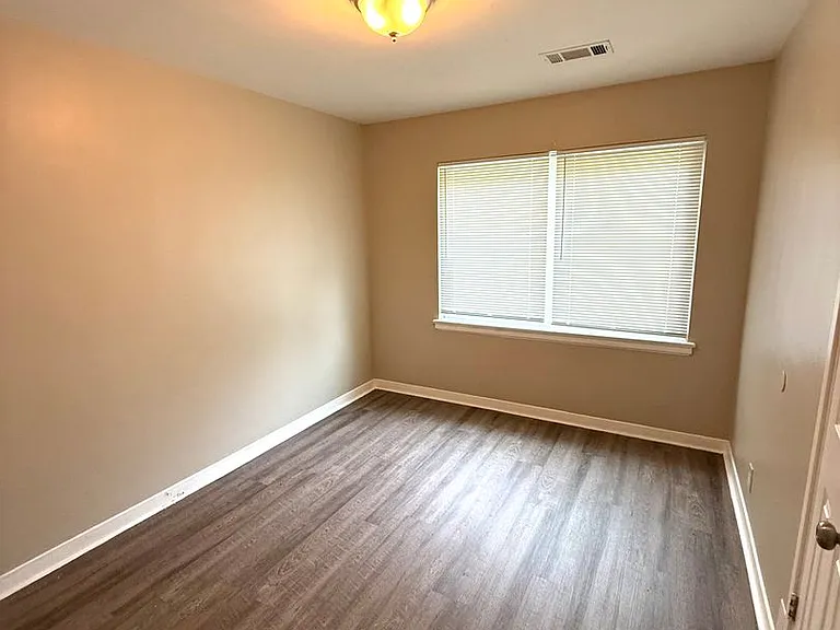 942 Parkwood Ct — Photo 8