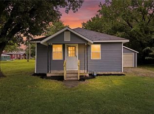 914 N 11th St, Neodesha, KS 66757