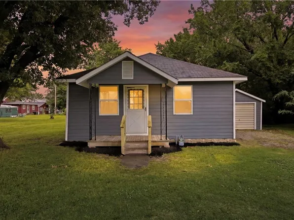 914 N 11th St, Neodesha, KS 66757