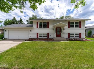 2226 Springbrook Ct, Grand Forks, ND 58201