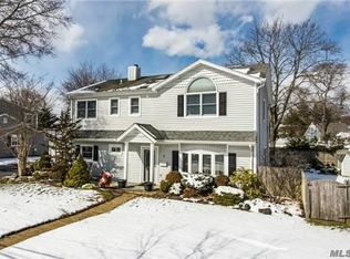 2 Oxford Rd, Massapequa, NY 11758