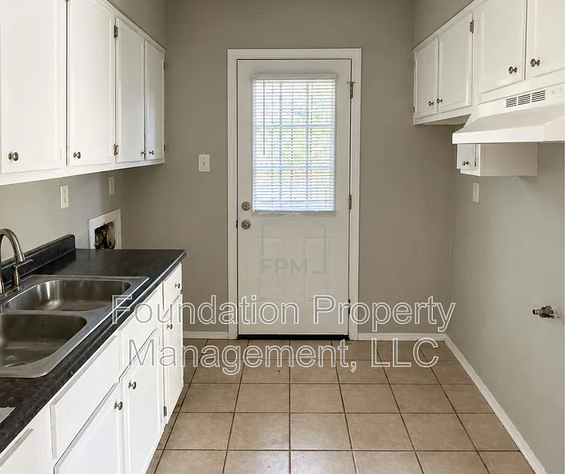 2 bed, 1.0 bath, 813 sqft, $800 — Photo 3