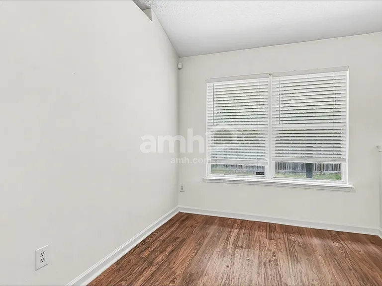 10008 Lancashire Dr — Photo 5