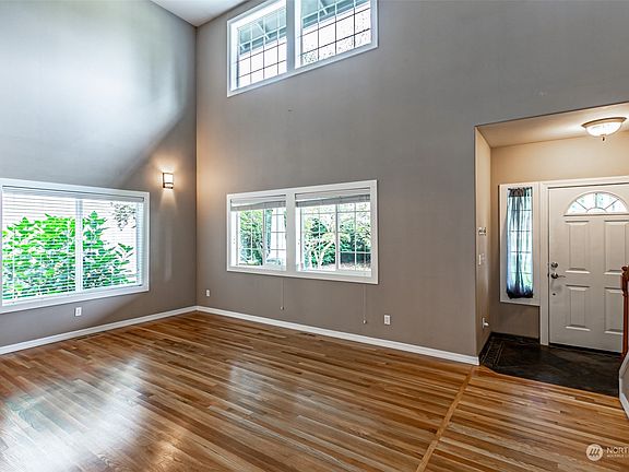2nd image of 9205 Vancouver Drive NE