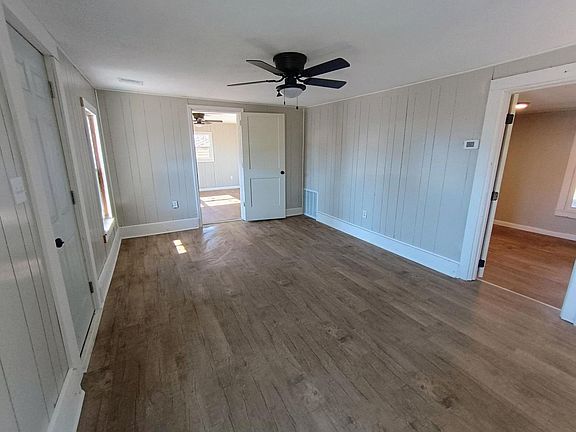 3rd image of 610 W 10th St