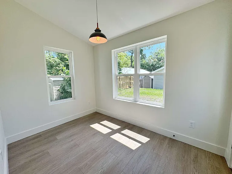 942 Alexander St — Photo 14