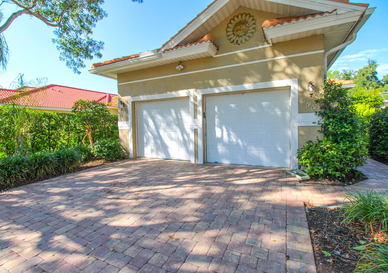 ** Beautiful Modern Heated Pool Home In The Vineyards ** Seasonal Only ** Available Off-Season Mo... — Photo 2