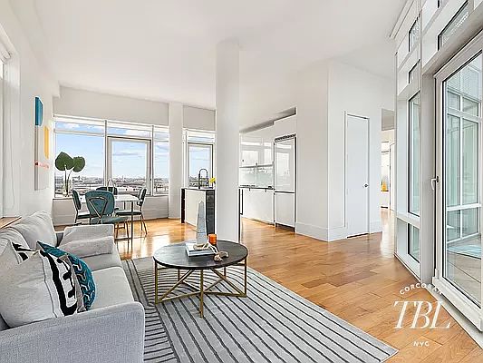5th image of 1017 Jackson Ave APT 8I