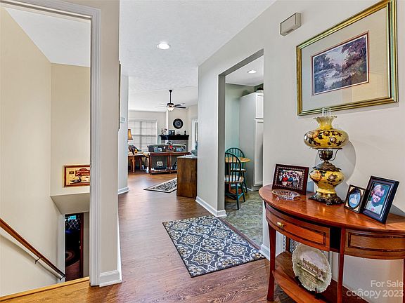 4th image of 651 E Park Pl